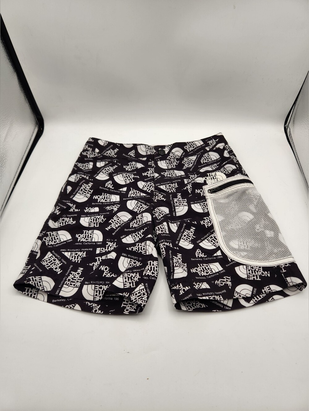 The North Face Black & White Logo-Print Swim Trunks Boys 7/8